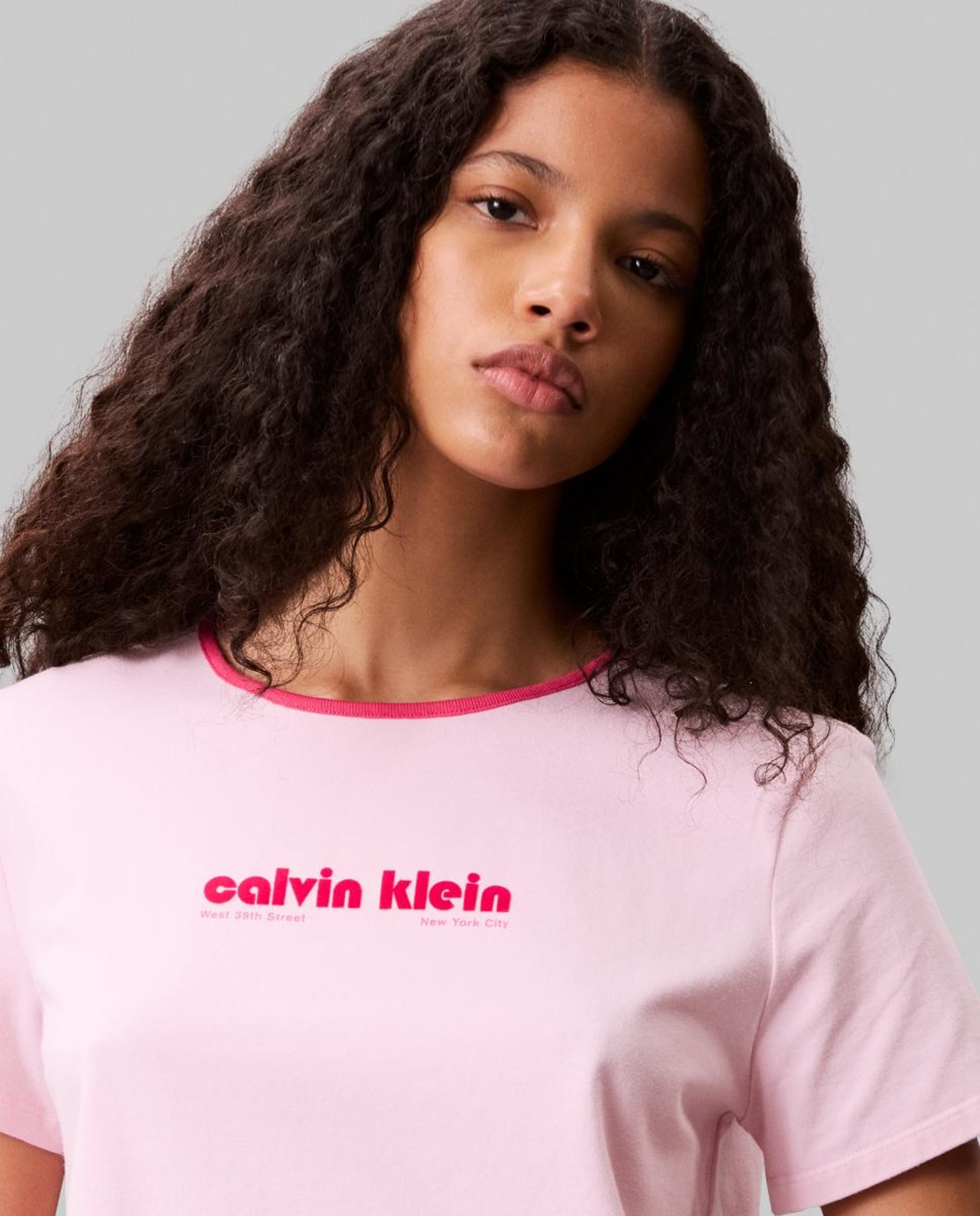 T-shirt com Ilustração Retro Rosa-claro-3