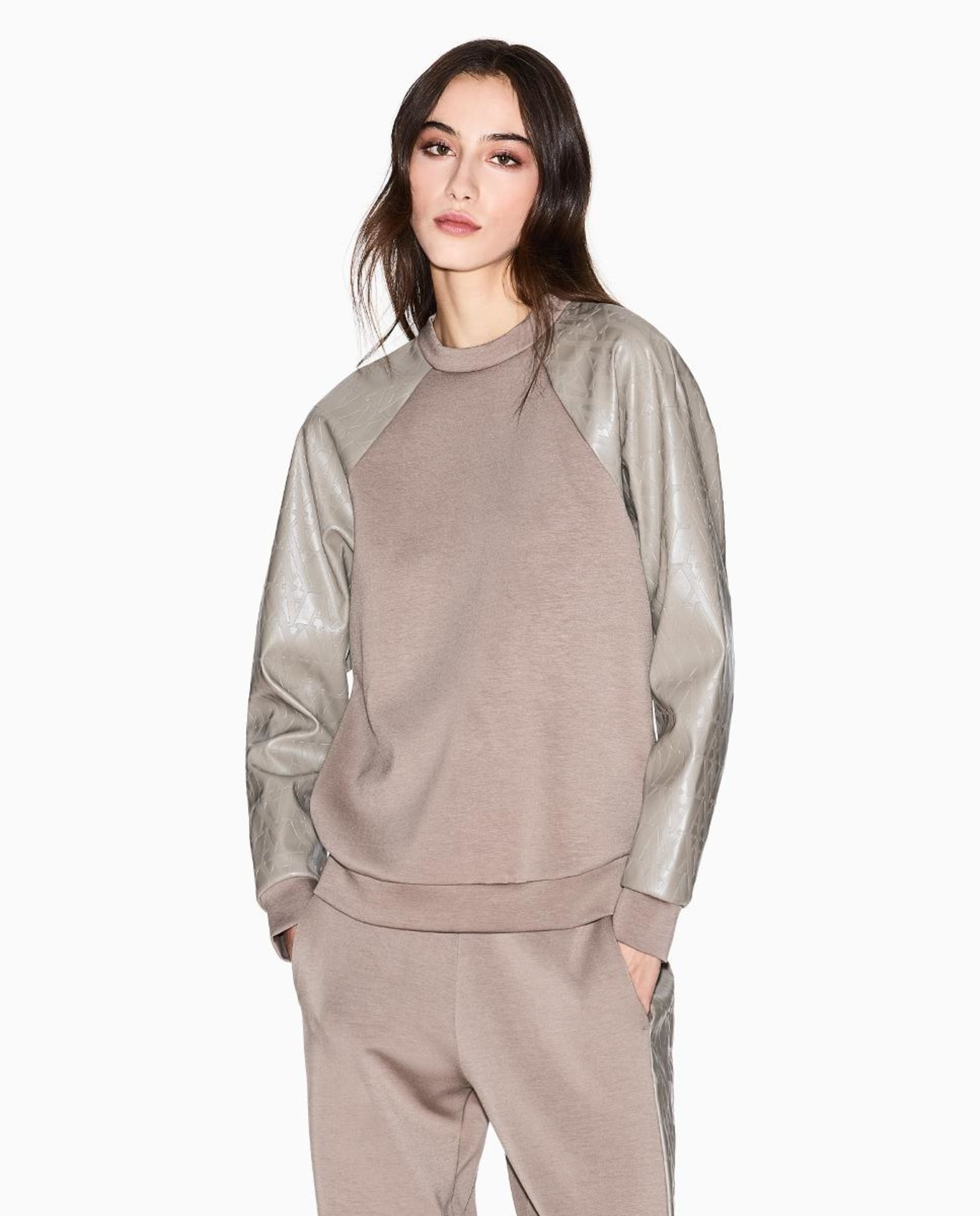 Sweatshirt de Decote Redondo e Mangas em Ecopele com Multilogótipos Taupe-1