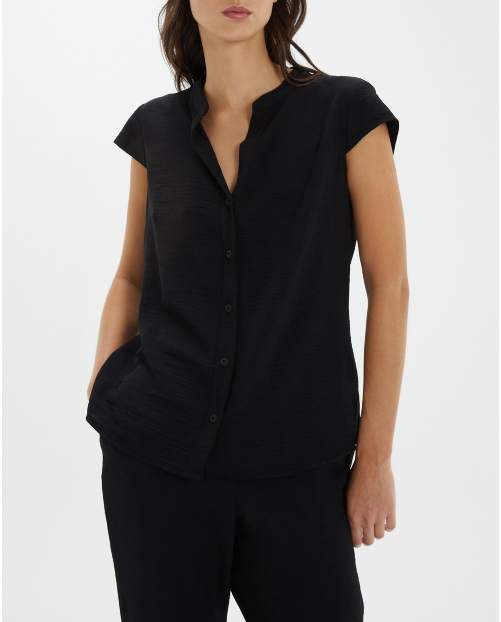 Imagen 0 de Camisa de mujer fluida con cuello mao descontado y manga corta