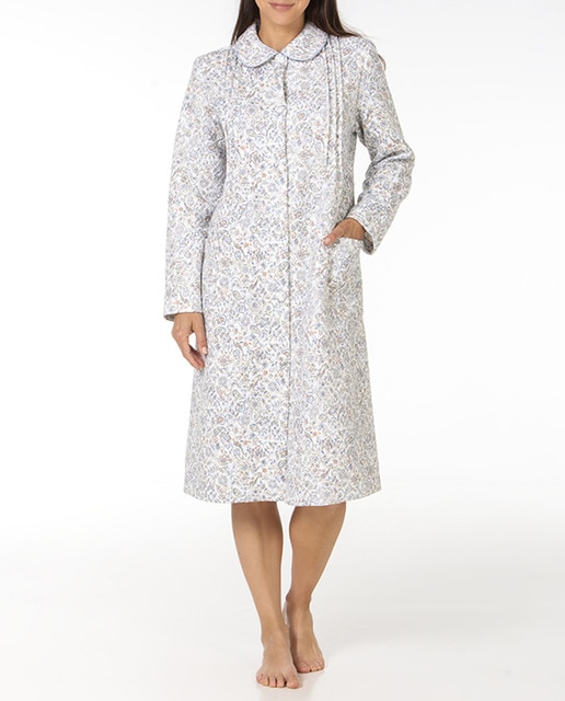 Imagen 0 de Bata abotonada pique invernal jaretas en delante y bolsillos  de plastrón