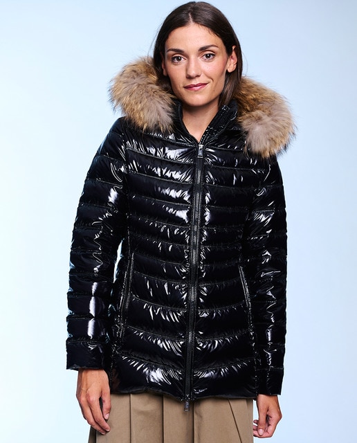 Imagen 0 de Plumífero ceñido de mujer con capucha desmontable.