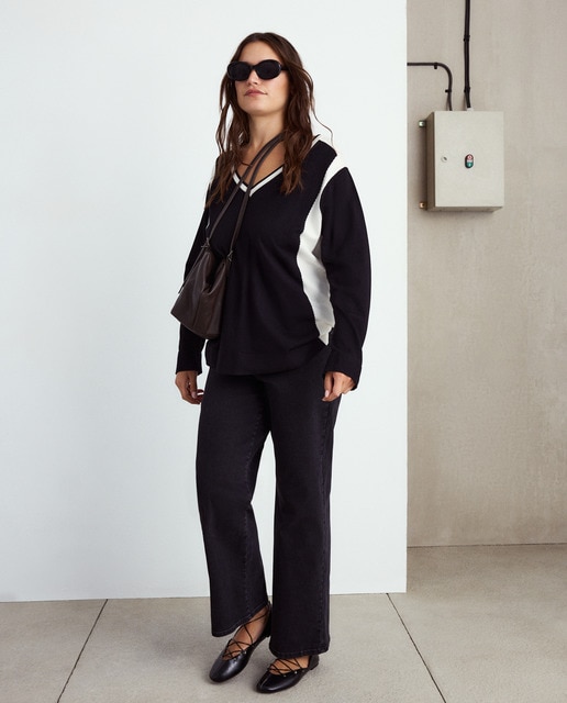 Imagen 0 de Jersey color block con cuello pico de mujer