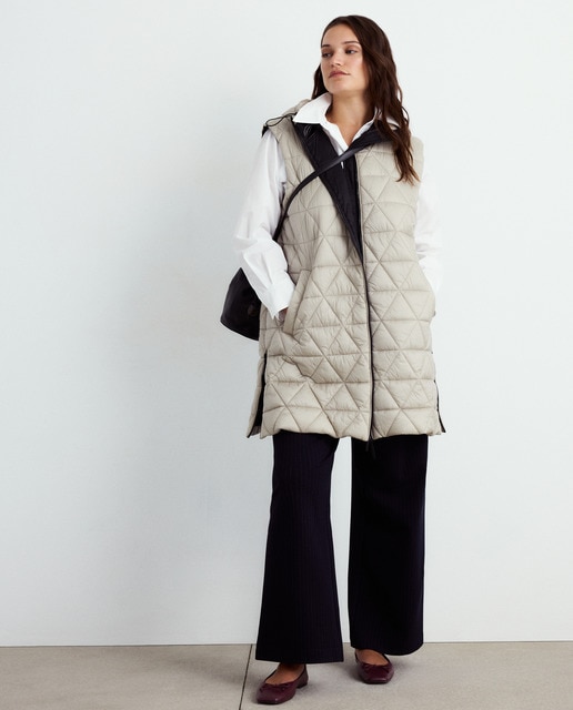 Imagen 0 de Chaleco plumifero con capucha de mujer