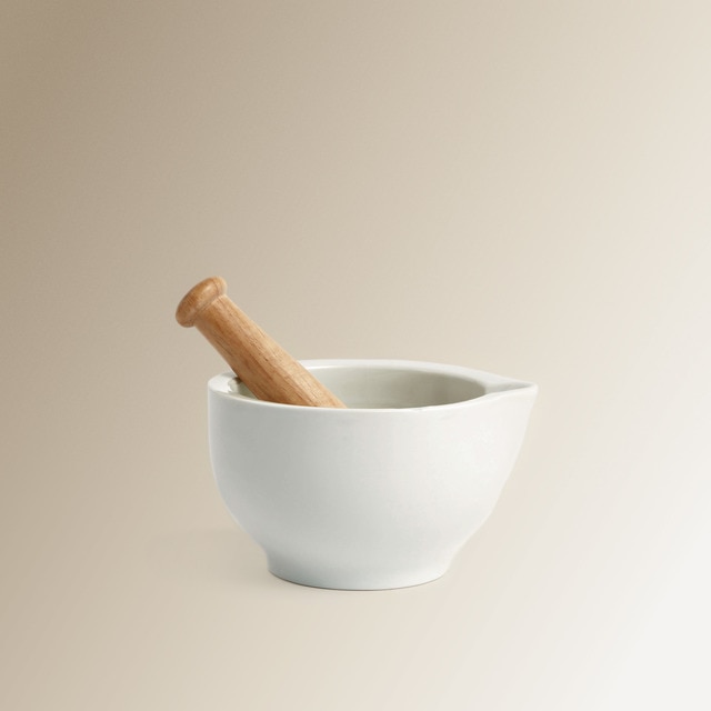 Imagem 0 de Morteiro de porcelana com cabo de madeira