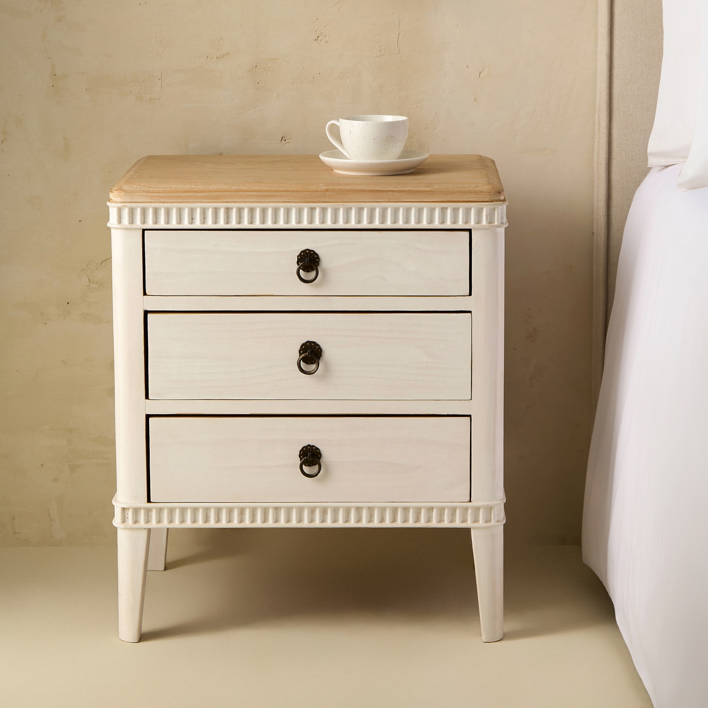 Mesa de Cabeceira de Pinho Reciclado com 3 Gavetas Amelia Branco-1