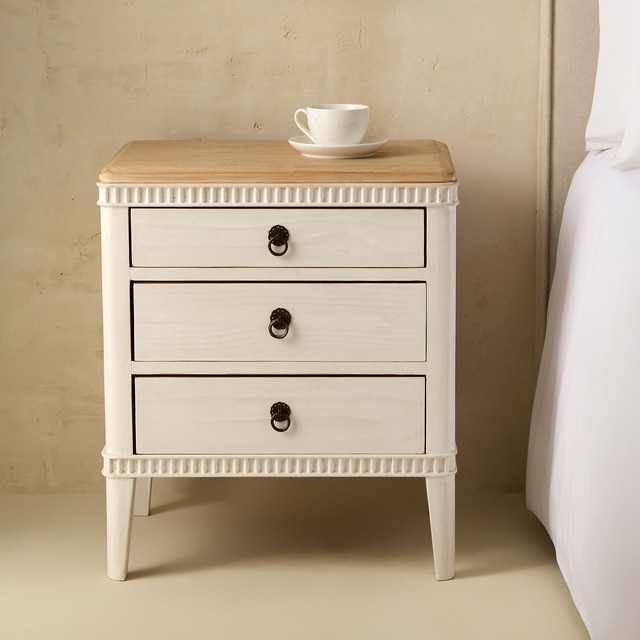 Imagen 0 de Mesita de noche de madera de pino reciclado con 3 cajones Amelia El Corte Inglés