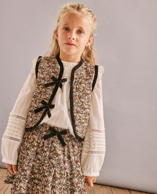 Imagen 0 de Chaleco all over print floral multicolor con lazos terciopelo de niña
