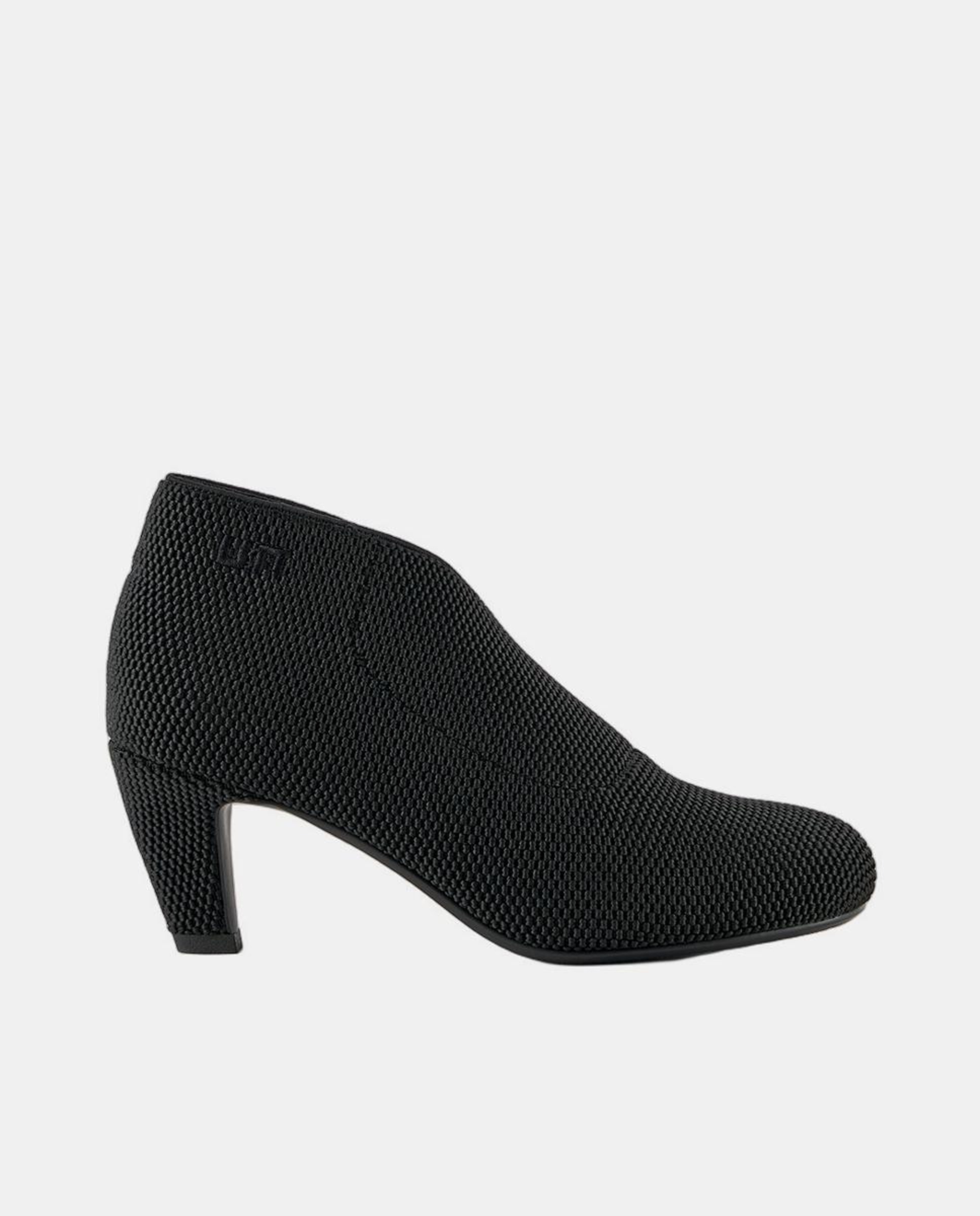 Botins de Tecido com Meio Salto Preto-1