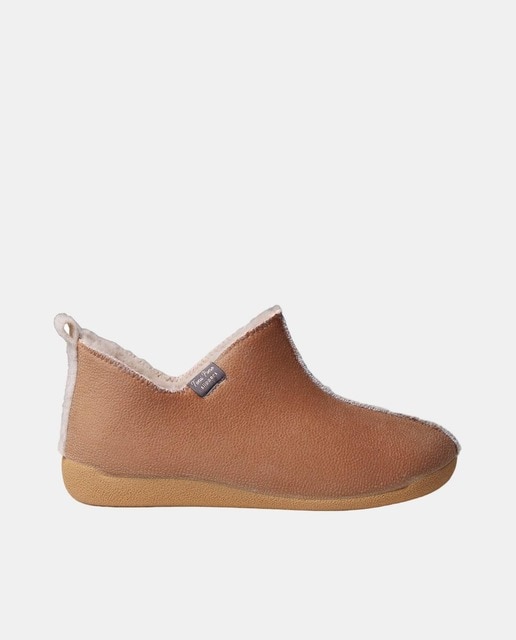 Imagen 0 de Zapatillas de casa de mujer en beige cerradas lisas con forro interior de suave pelo