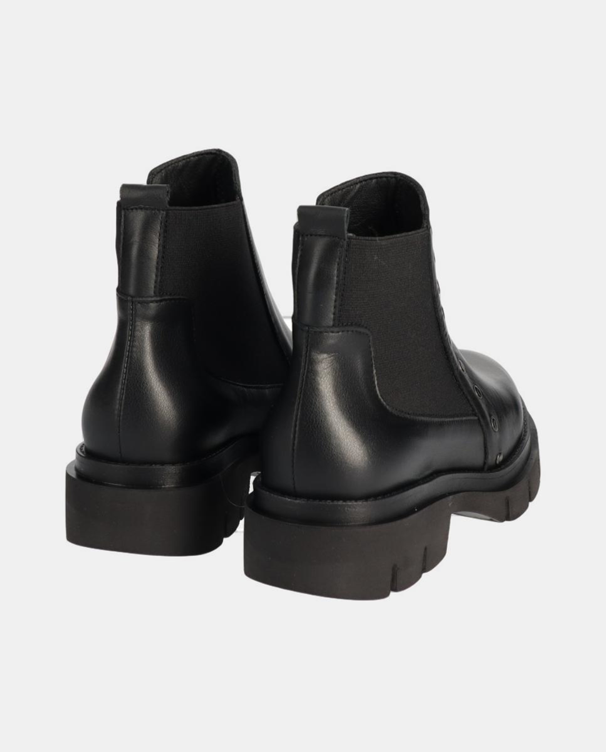 Botins em Pele com Sola Track Preto-3