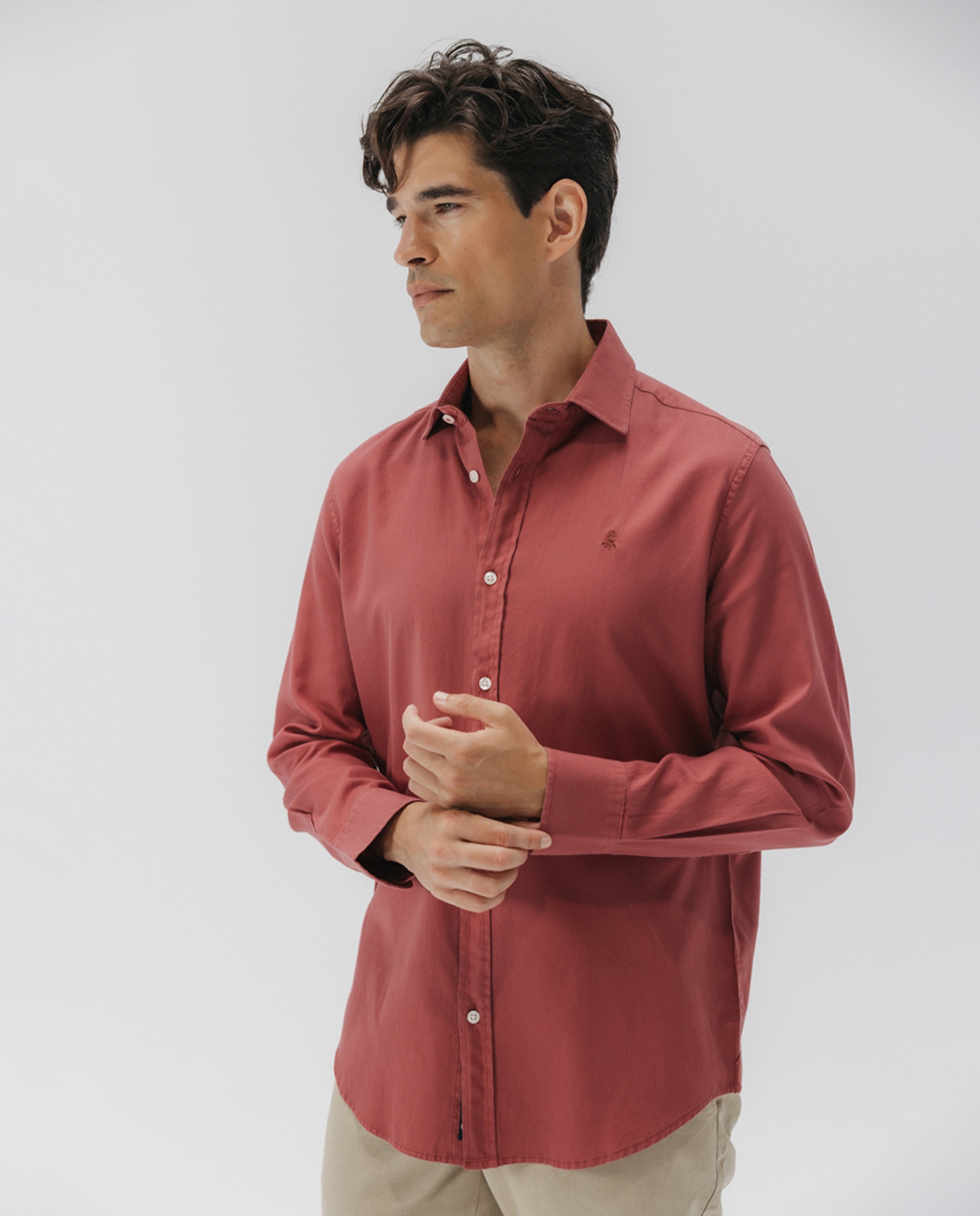 Camisa Lisa em Tecido com Lavagem e Gola Italiana Grená-5