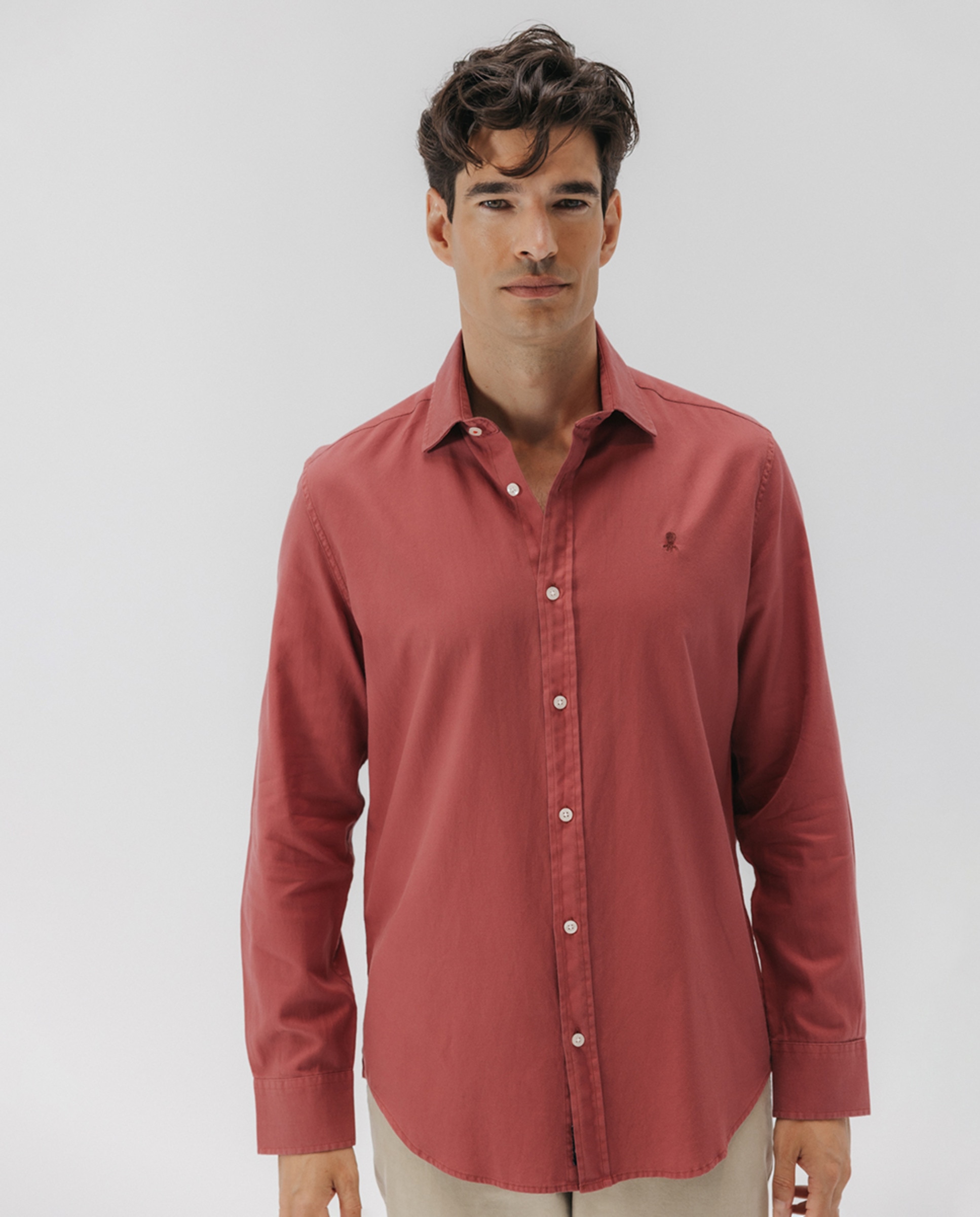 Camisa Lisa em Tecido com Lavagem e Gola Italiana Grená-1