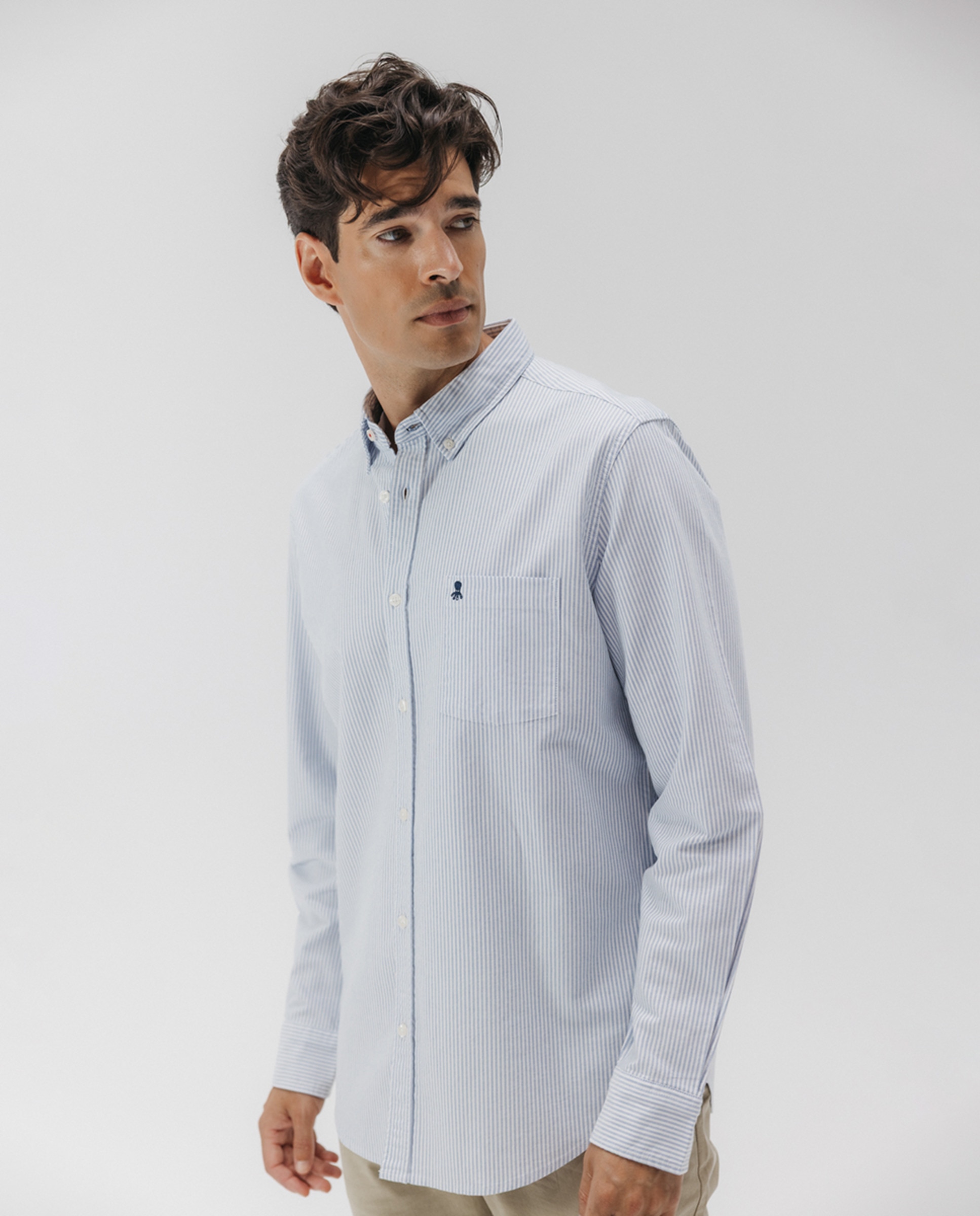 Camisa às Riscas em Tecido Oxford com Colarinho com Botão Azul-4