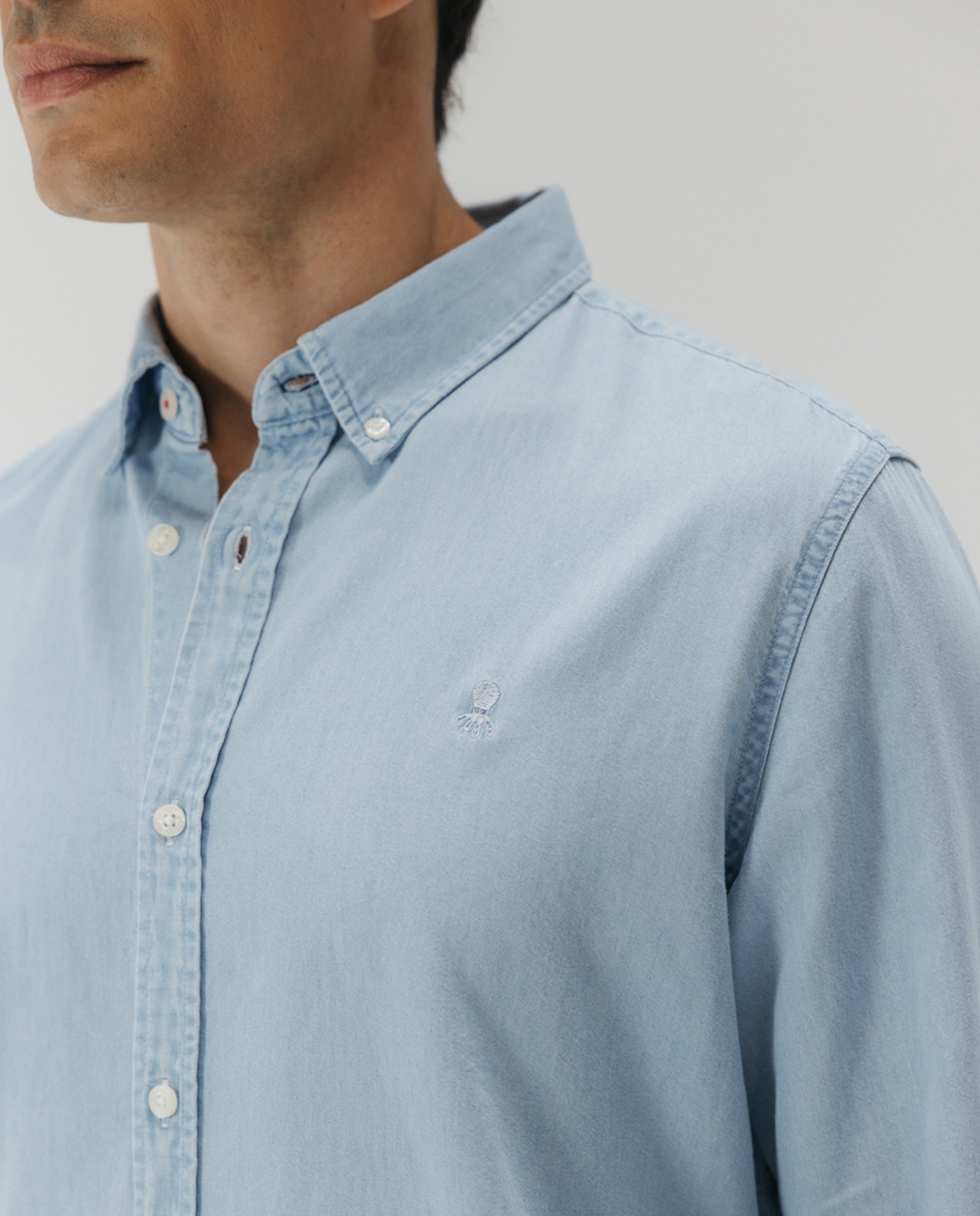 Camisa em Tecido de Ganga com Colarinho com Botão Azul-claro-3
