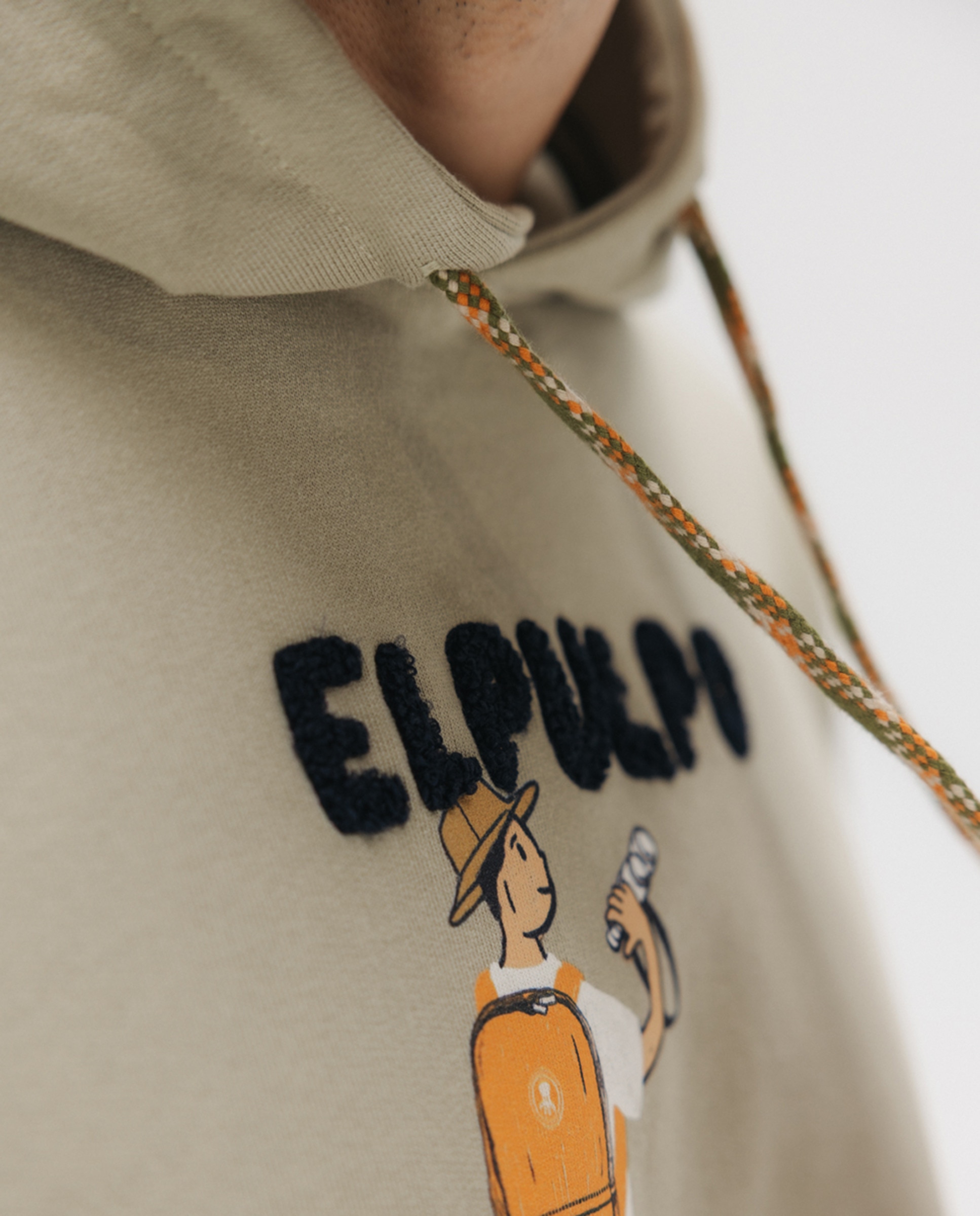 Sweatshirt com Capuz e Estampado à Frente Verde-militar-4