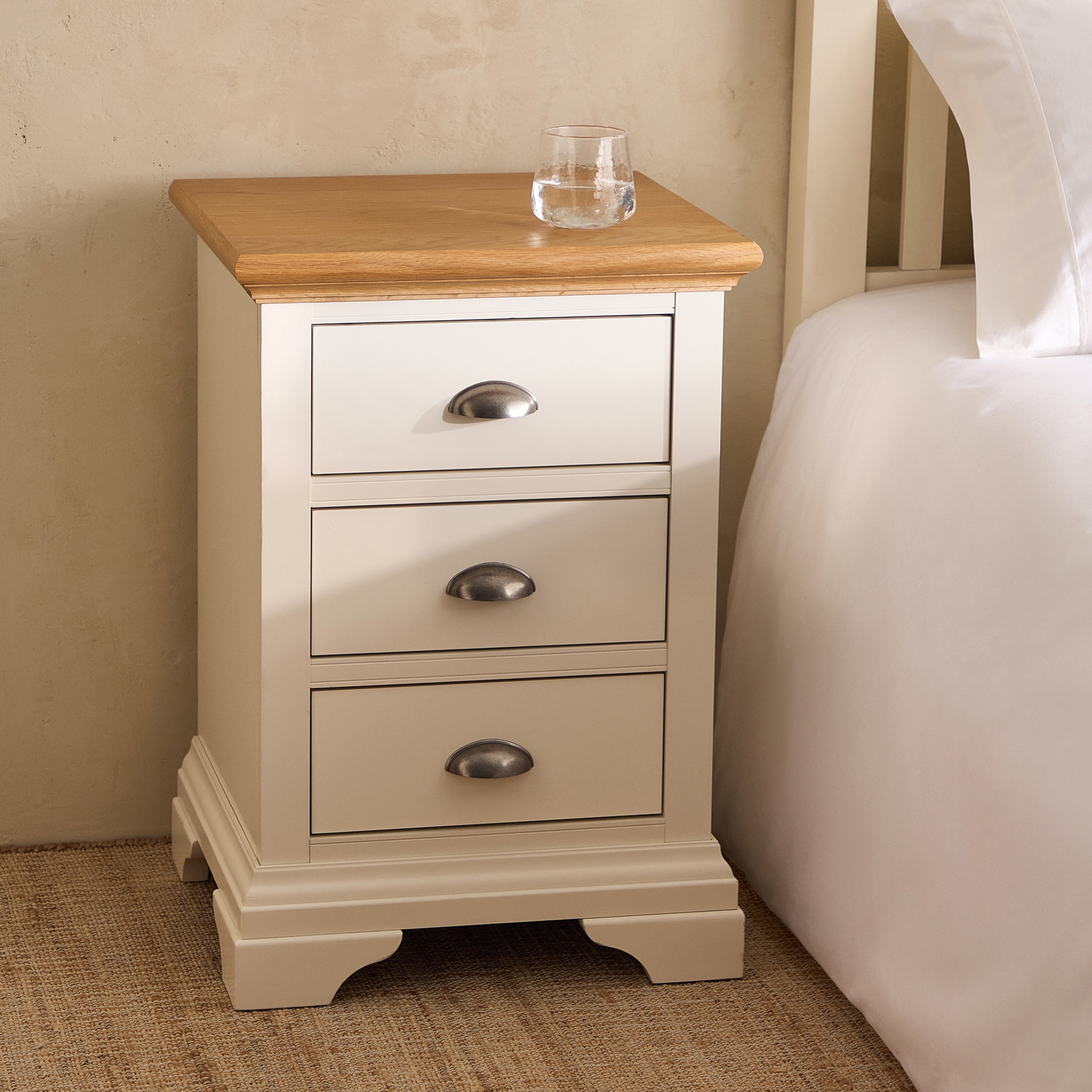 Mesita de noche de madera de roble con 3 cajones Hampstead El Corte Inglés Blanco roto/Roble-1