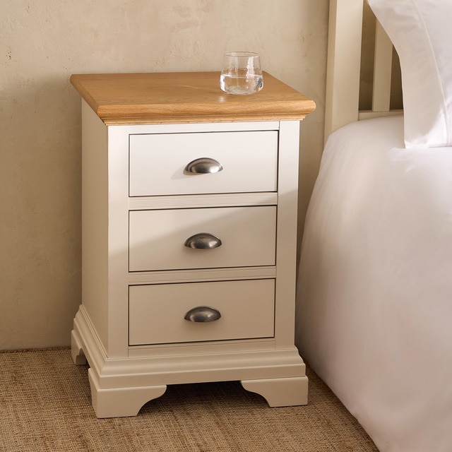 Imagen 0 de Mesita de noche de madera de roble con 3 cajones Hampstead El Corte Inglés