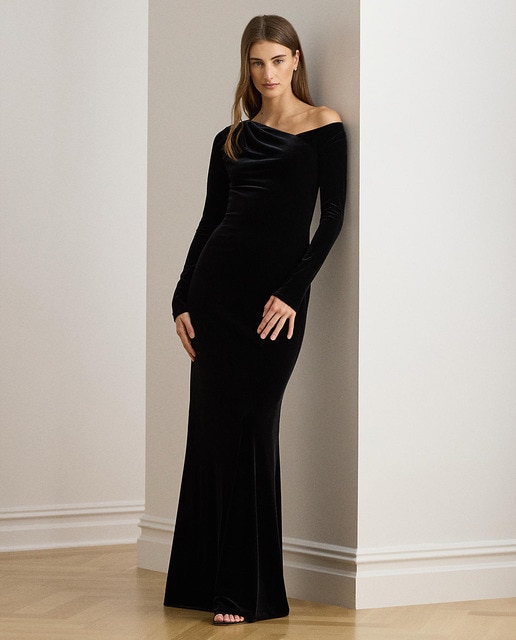 Imagen 0 de Vestido largo de terciopelo con hombre descubierto