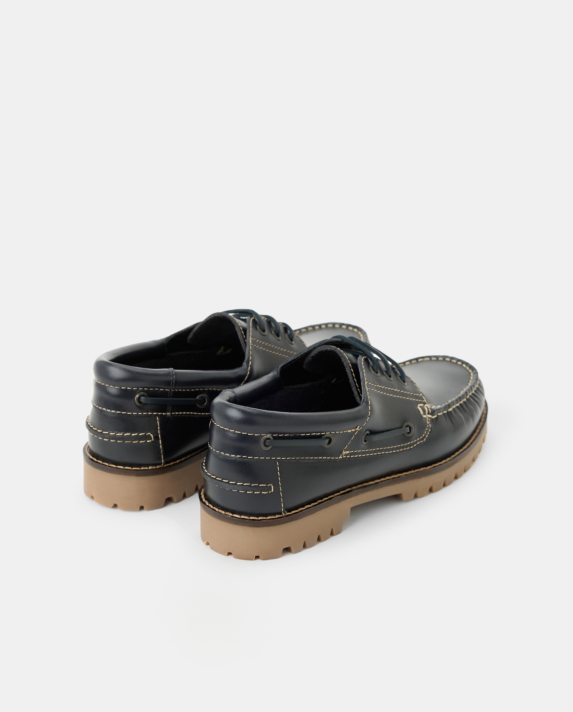 Náuticos de hombre en azul marino de cuero Pull-up con suela de