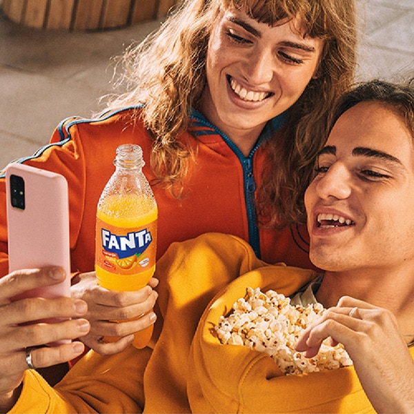 Orangenerfrischungsgetränk mit Kohlensäure Flasche 2 l