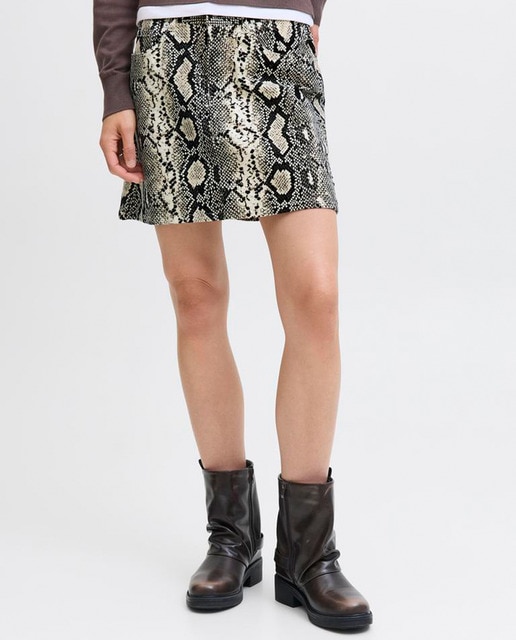 Imagem 0 de Saia Curta em Tecido de Bombazina