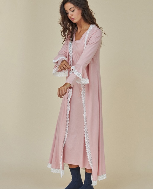 Imagen 0 de Bata con encaje en los bordes y cinta terciopelo en el Pecho