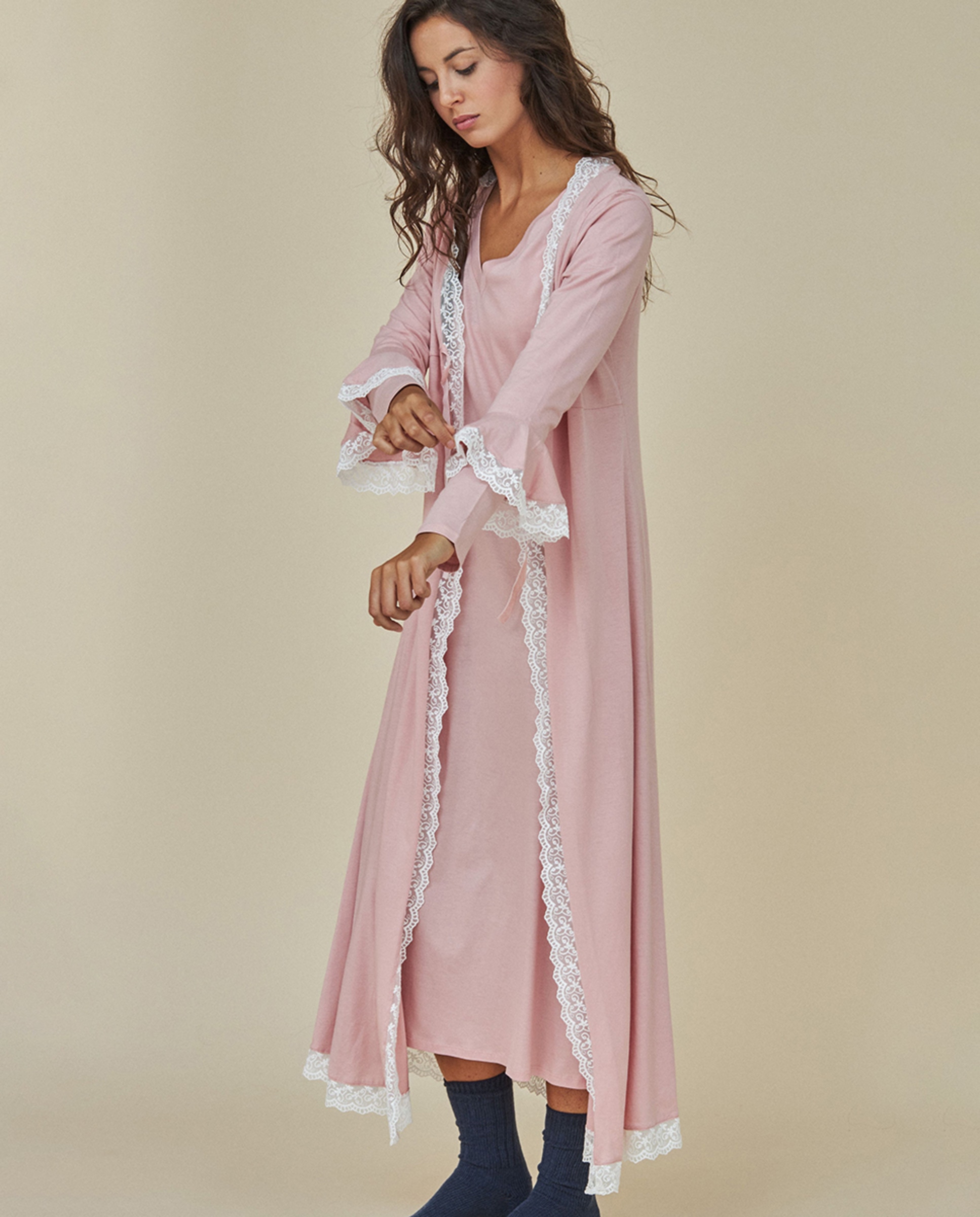 Imagem 0 de Robe com Renda nos Rebordos e Fita de Veludo no Peito