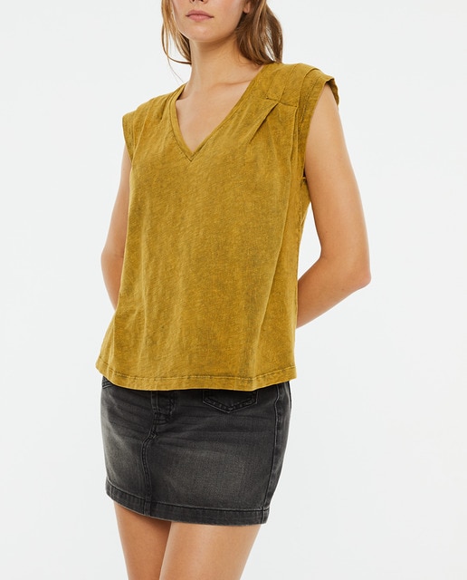 Imagen 0 de Camiseta de mujer cuello pico sin mangas con detalle