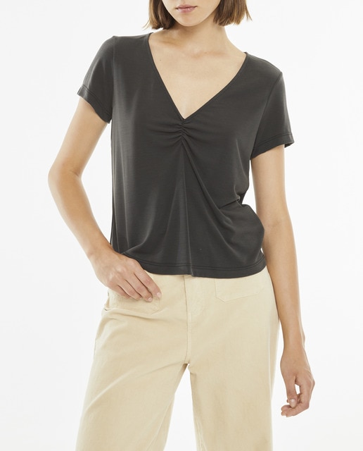 Imagen 0 de Camiseta de mujer manga corta con detalle frunce centro