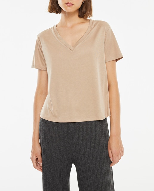 Imagen 0 de Camiseta de mujer beige de manga corta cuello pico