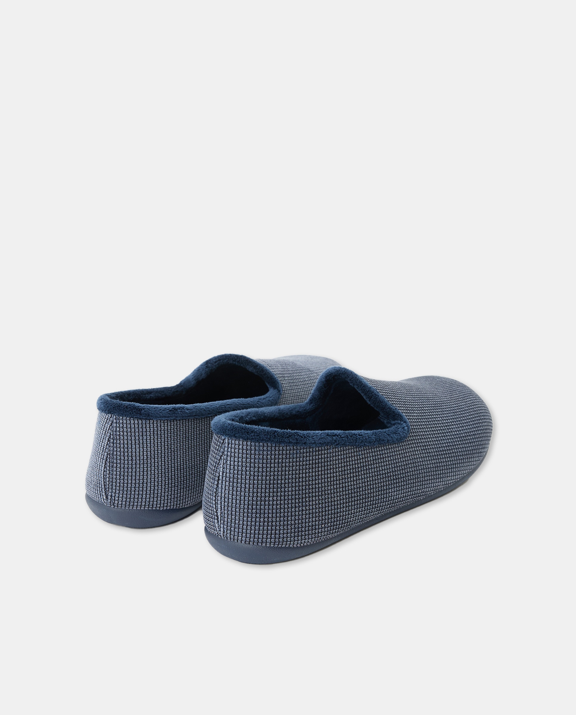 Zapatilla cerrada con piso de goma 3