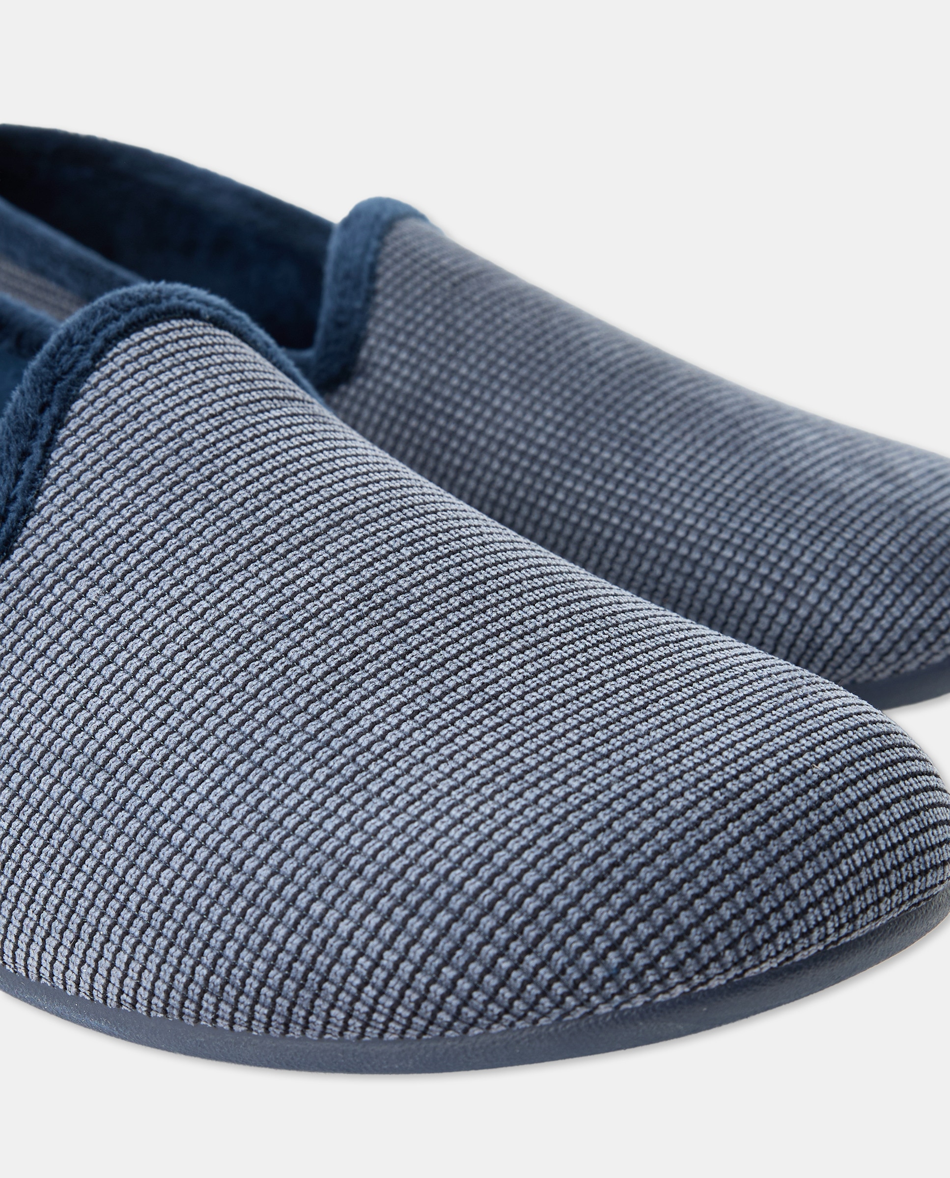 Zapatilla cerrada con piso de goma 5