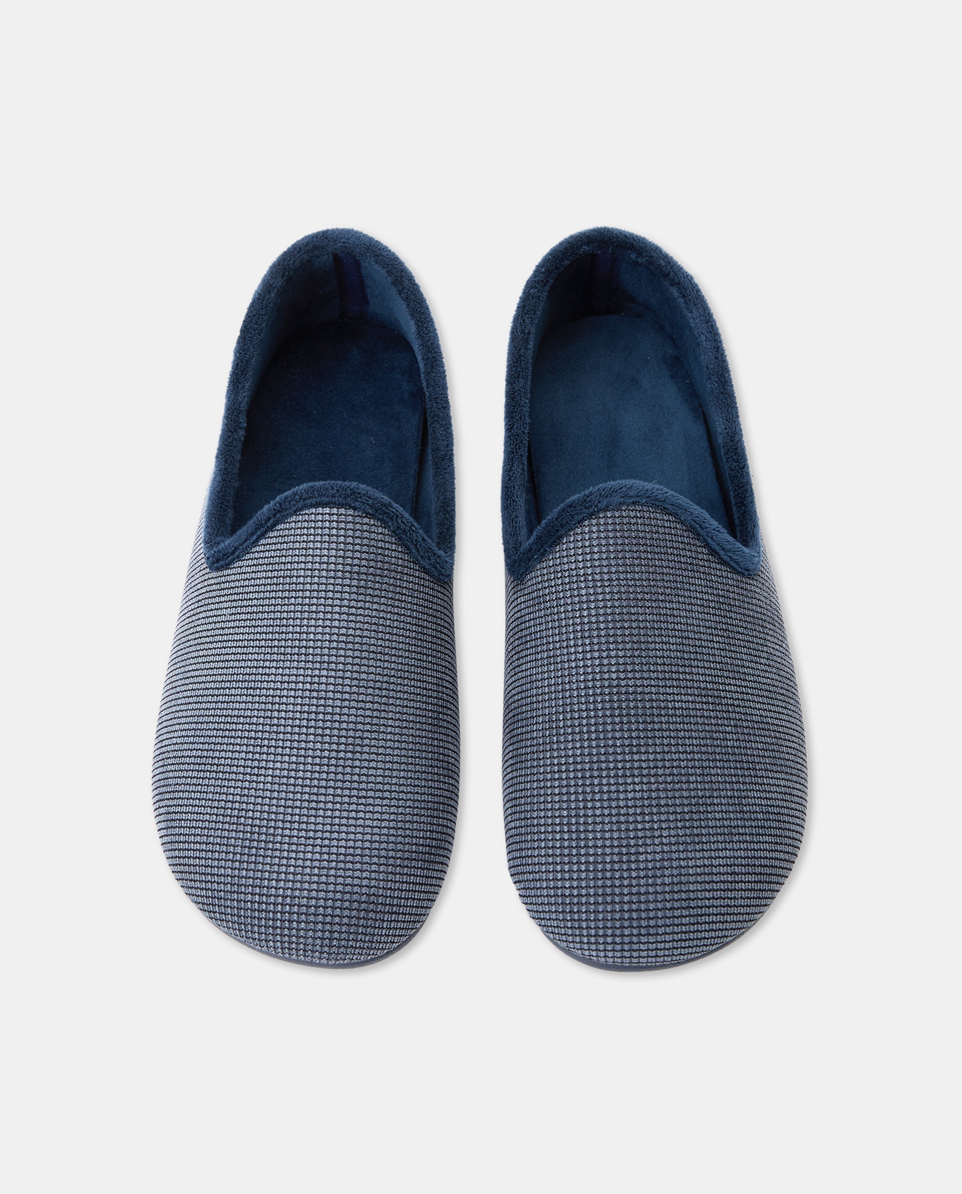Zapatilla cerrada con piso de goma 4