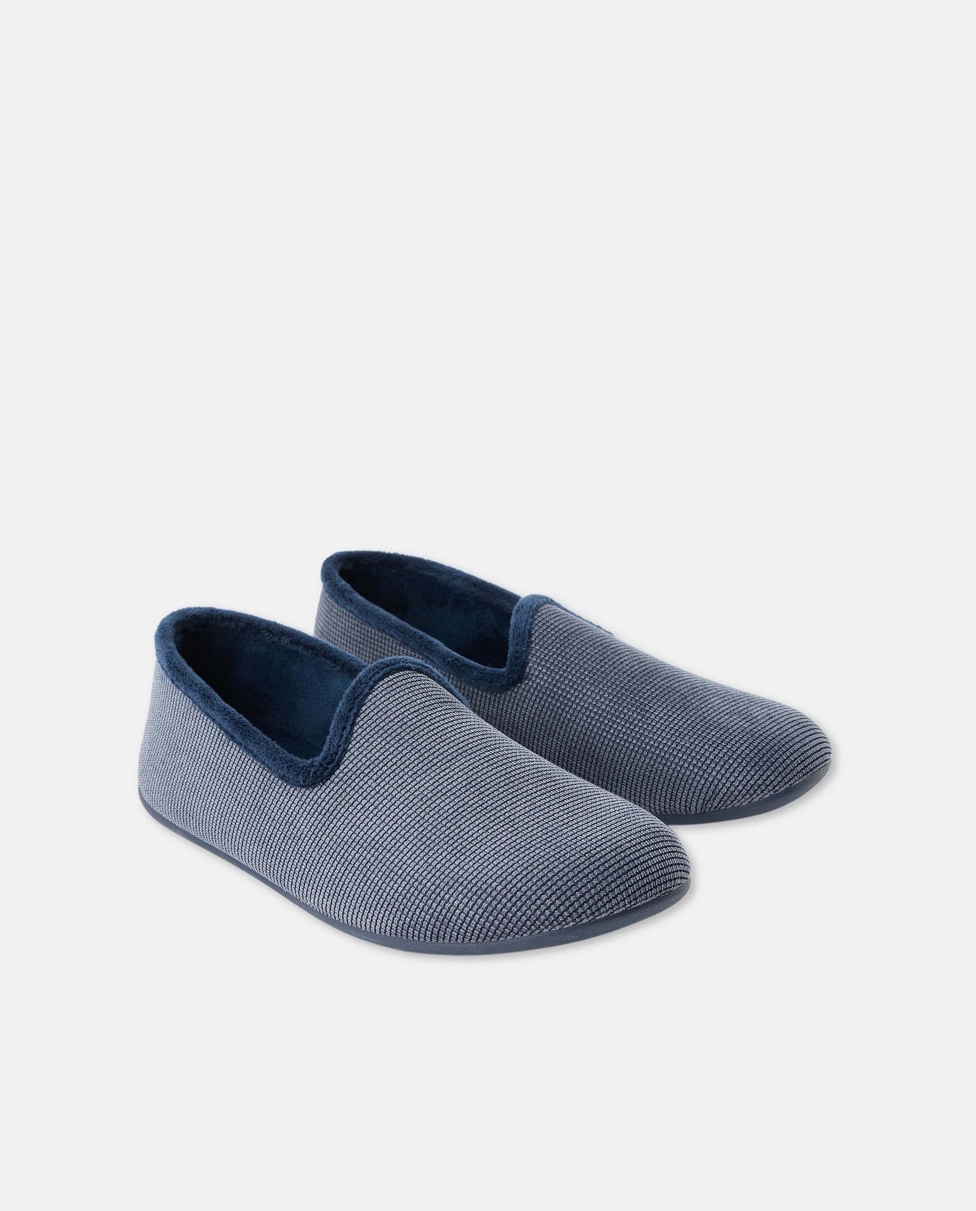 Zapatilla cerrada con piso de goma 2