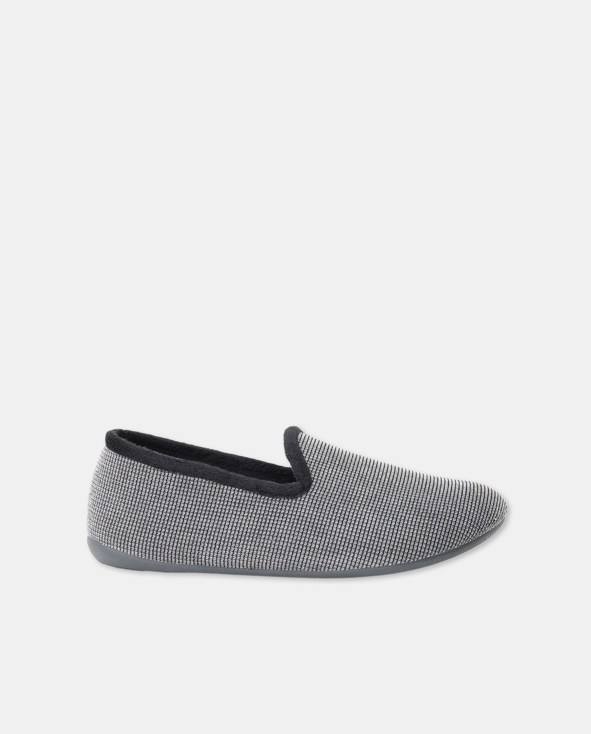 Imagen 0 de Zapatilla cerrada con piso de goma