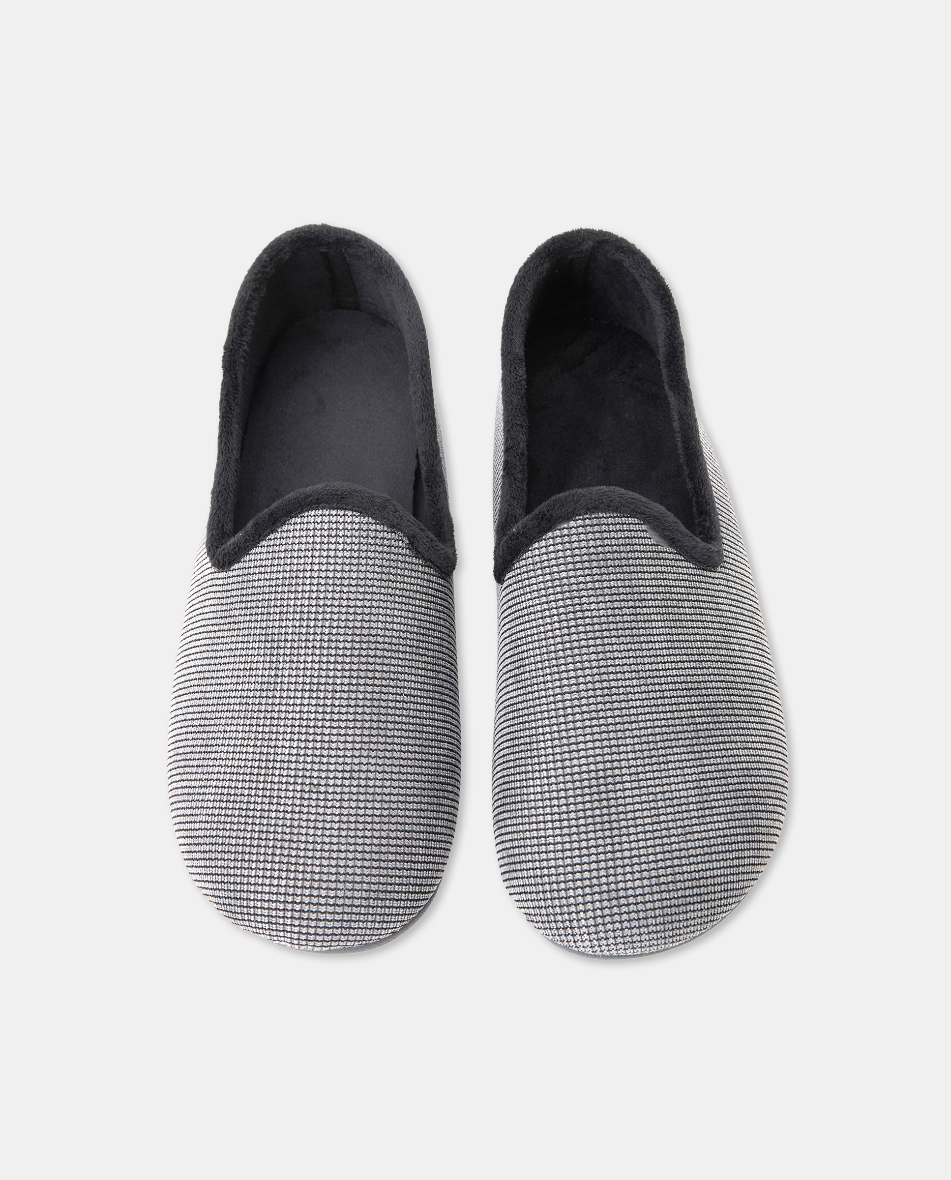 Zapatilla cerrada con piso de goma 4
