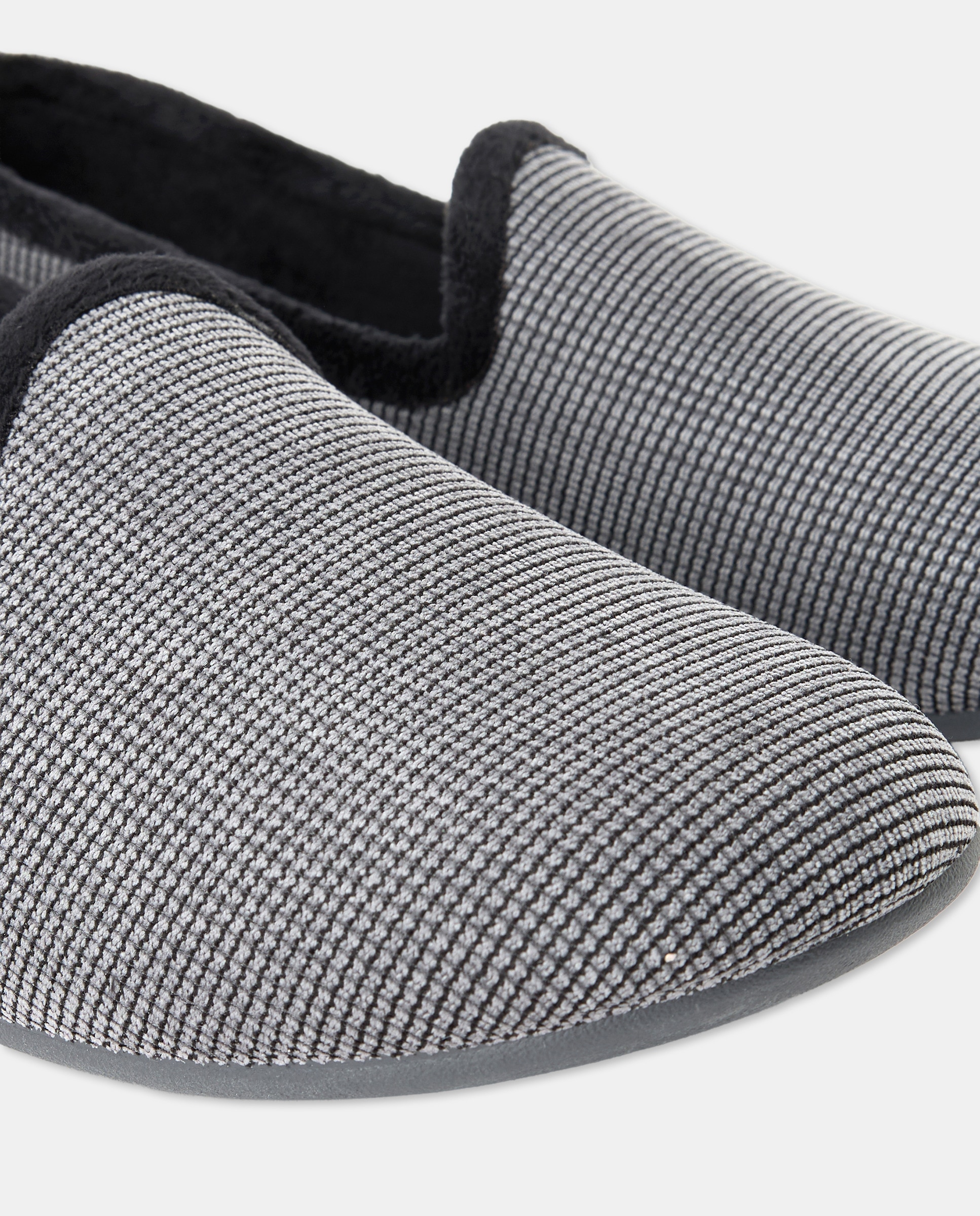 Zapatilla cerrada con piso de goma 5