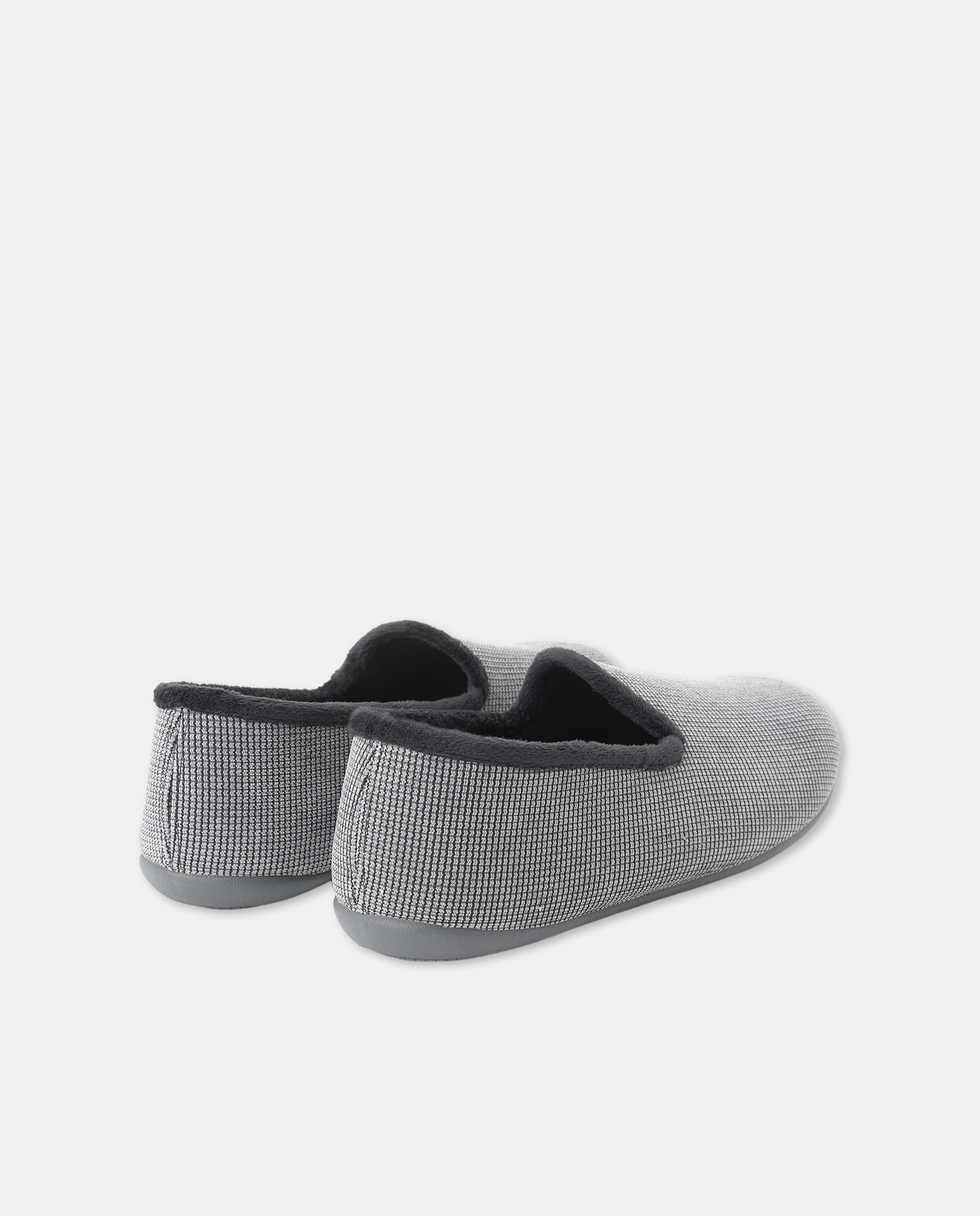 Zapatilla cerrada con piso de goma 3