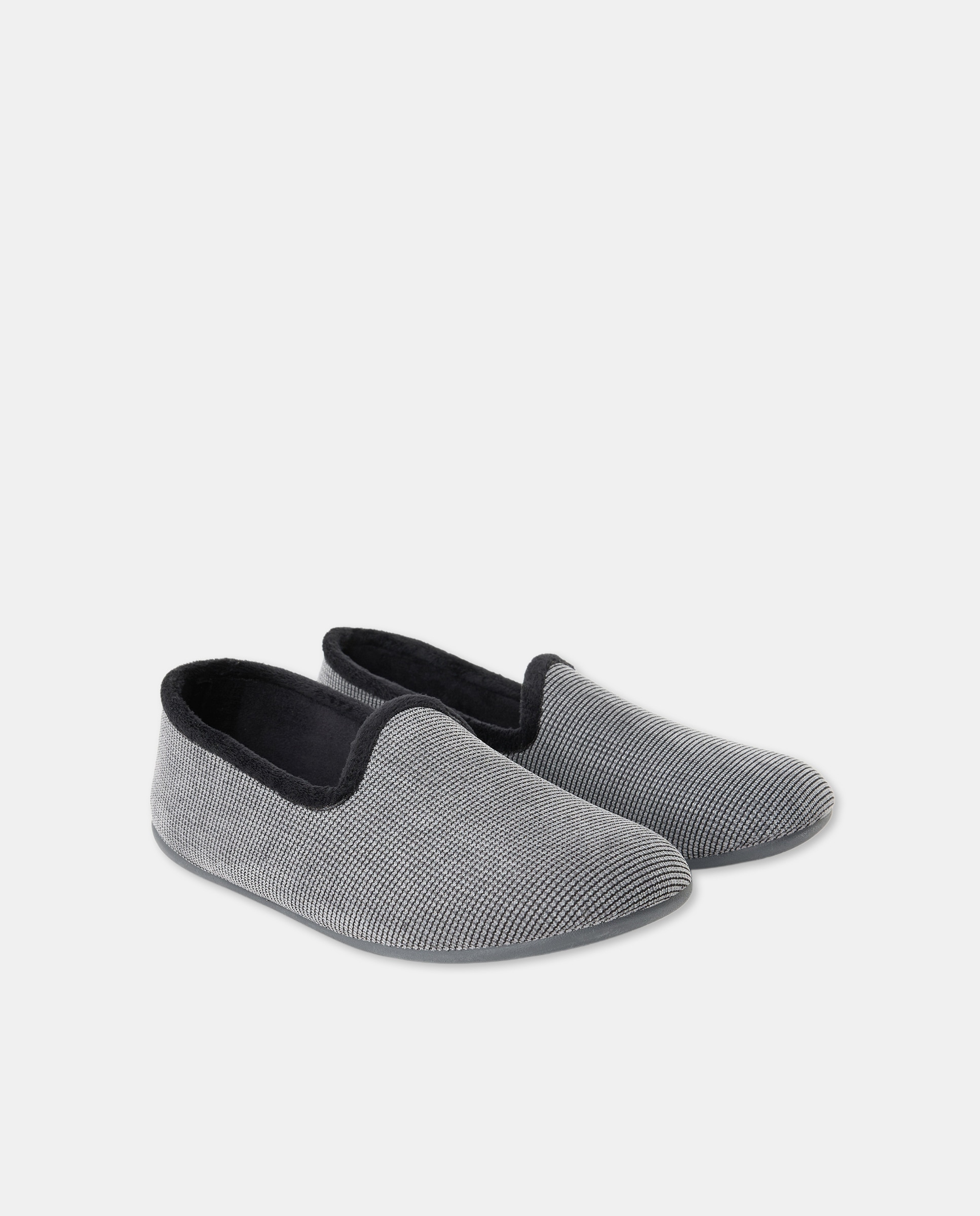 Zapatilla cerrada con piso de goma 2