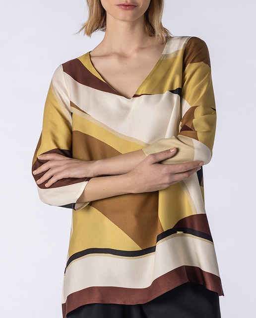 Imagen 0 de Blusa con estampado abstracto de manga francesa y cuello pico