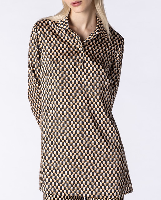 Imagen 0 de Blusa con estampado geométrico de manga larga y cuello camisero
