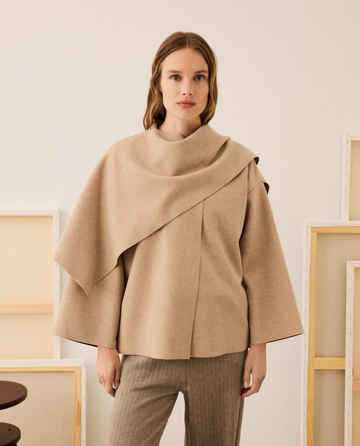 Imagem 0 de Casacão Ligeiro com Detalhe de Cachecol