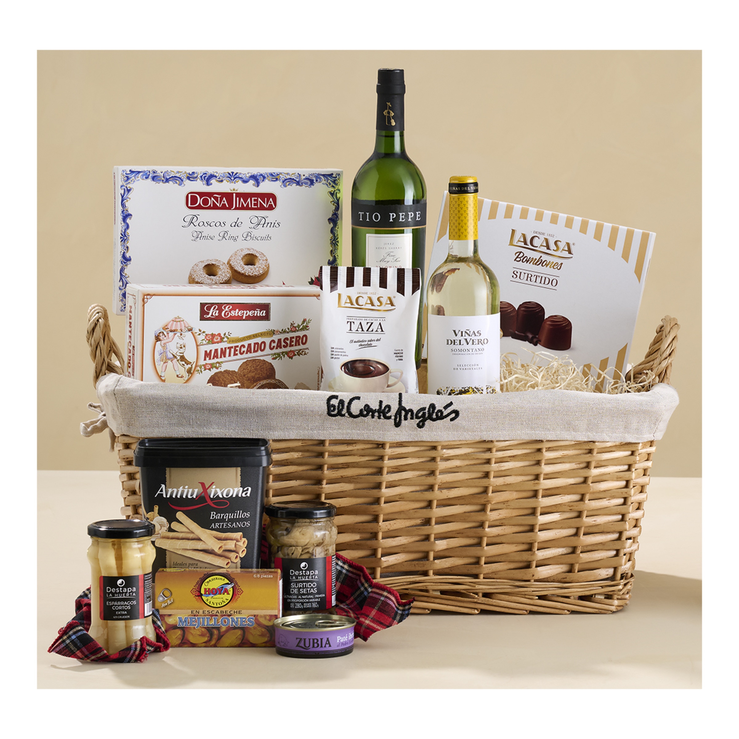 Cesta de mimbre 3 Mafresa, Turrón 25, Balcón Canario, Viñas del Vero y Codorníu 2