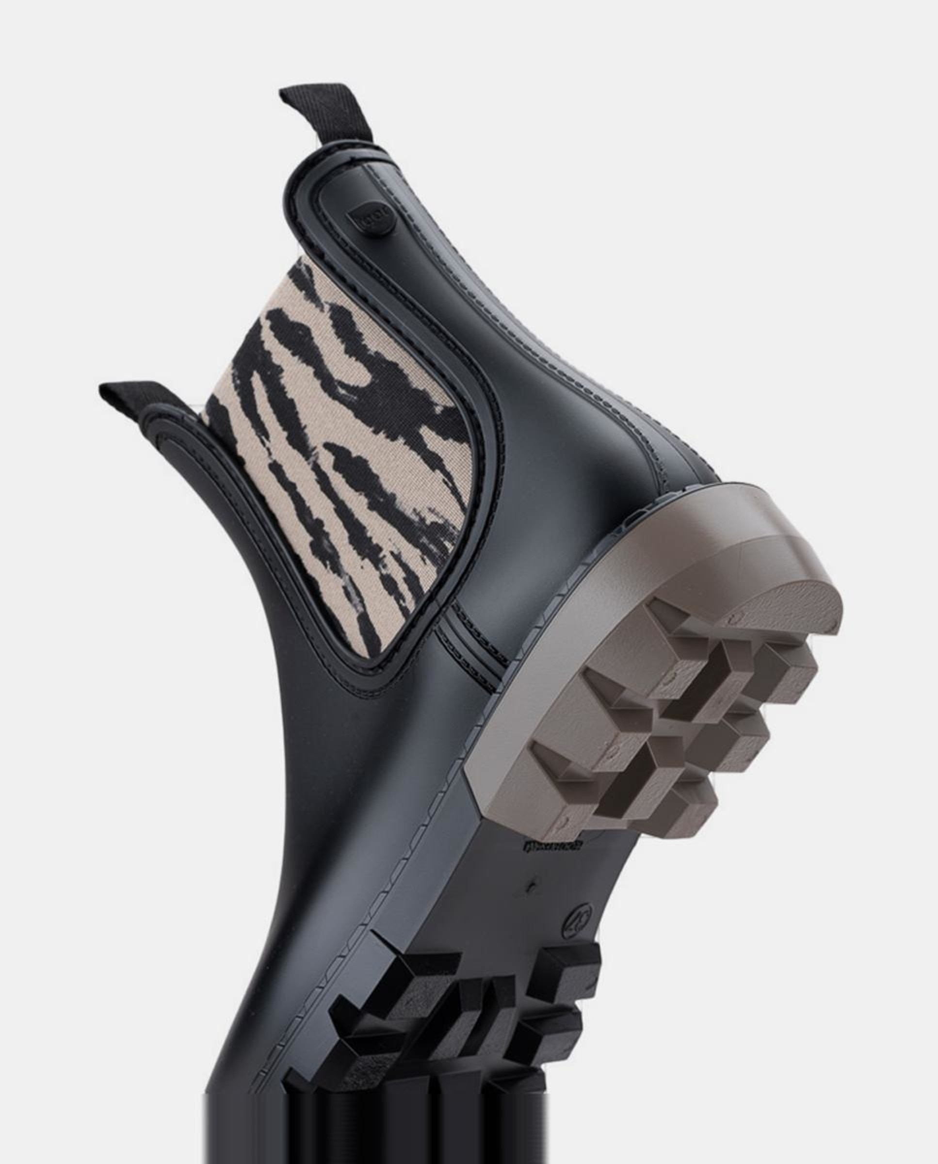 Galochas Tipo Botins com Sola Track e Puxadores com Elástico Zebra - Preto Preto-3
