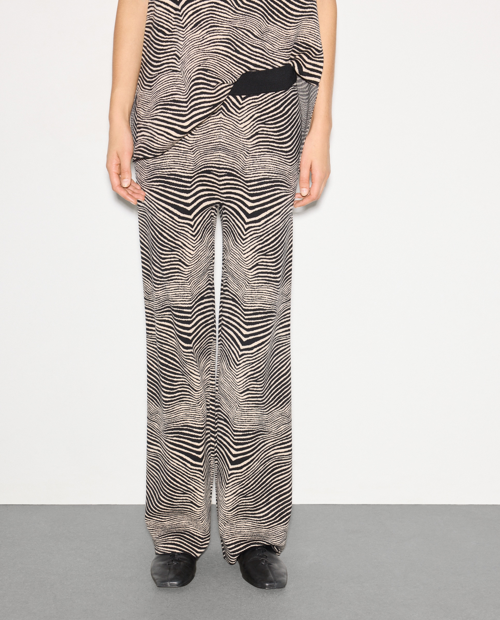 Calças Regular Estampadas Preto-2