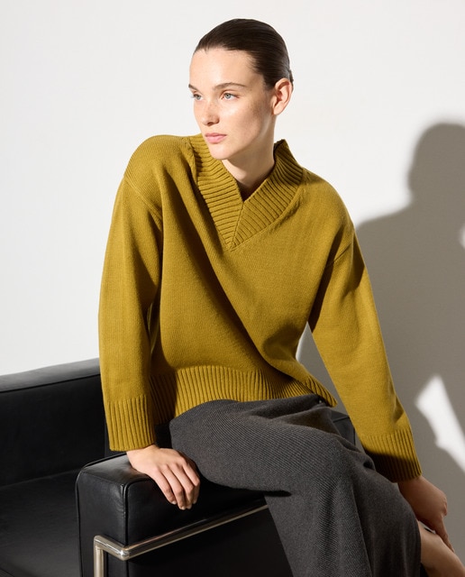 Jersey de mujer de punto grueso y cuello en pico cerrado