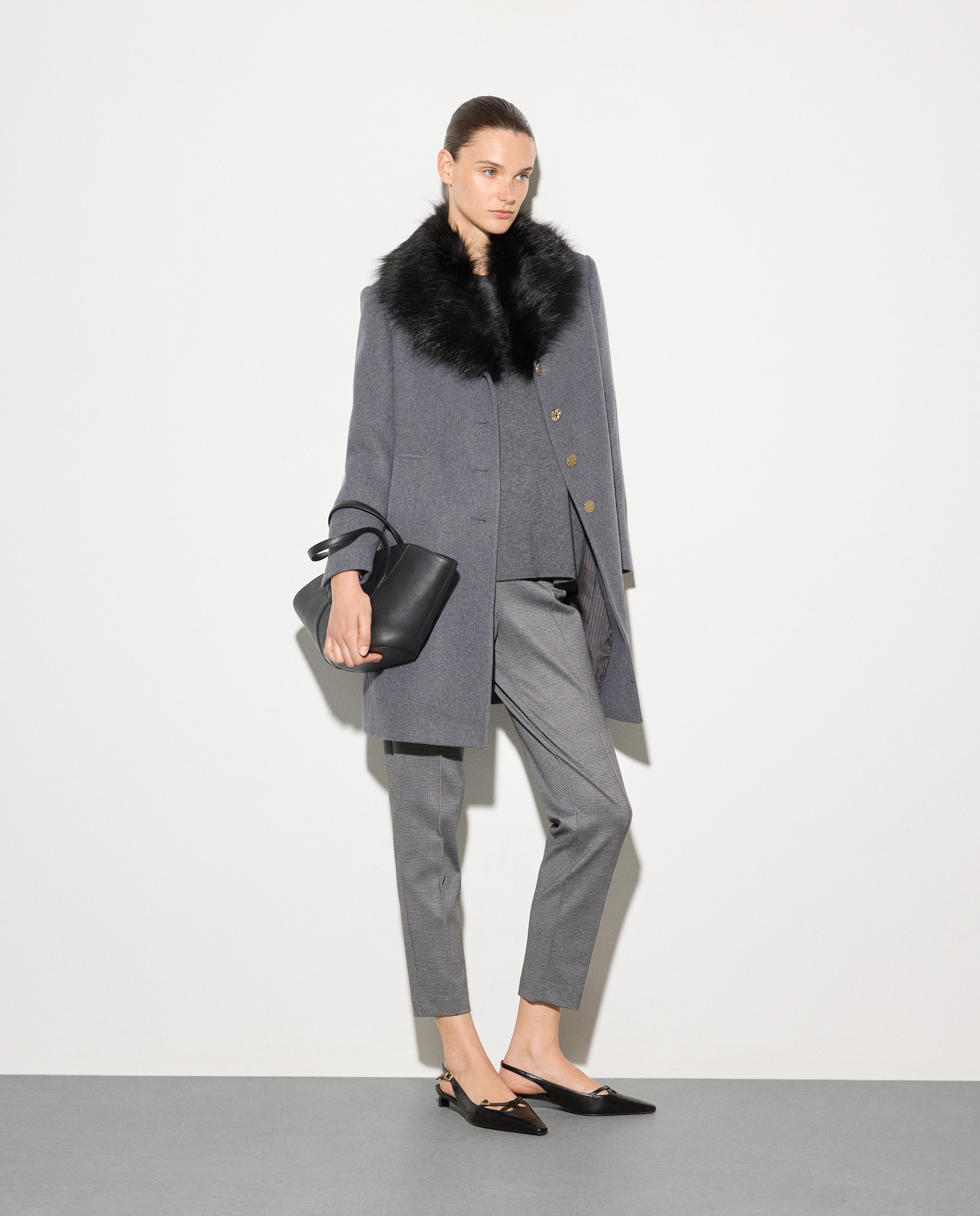 Sobretudo Tipo Alfaiate com Pelo e Botão Dourado 820 Cinzento Médio-3