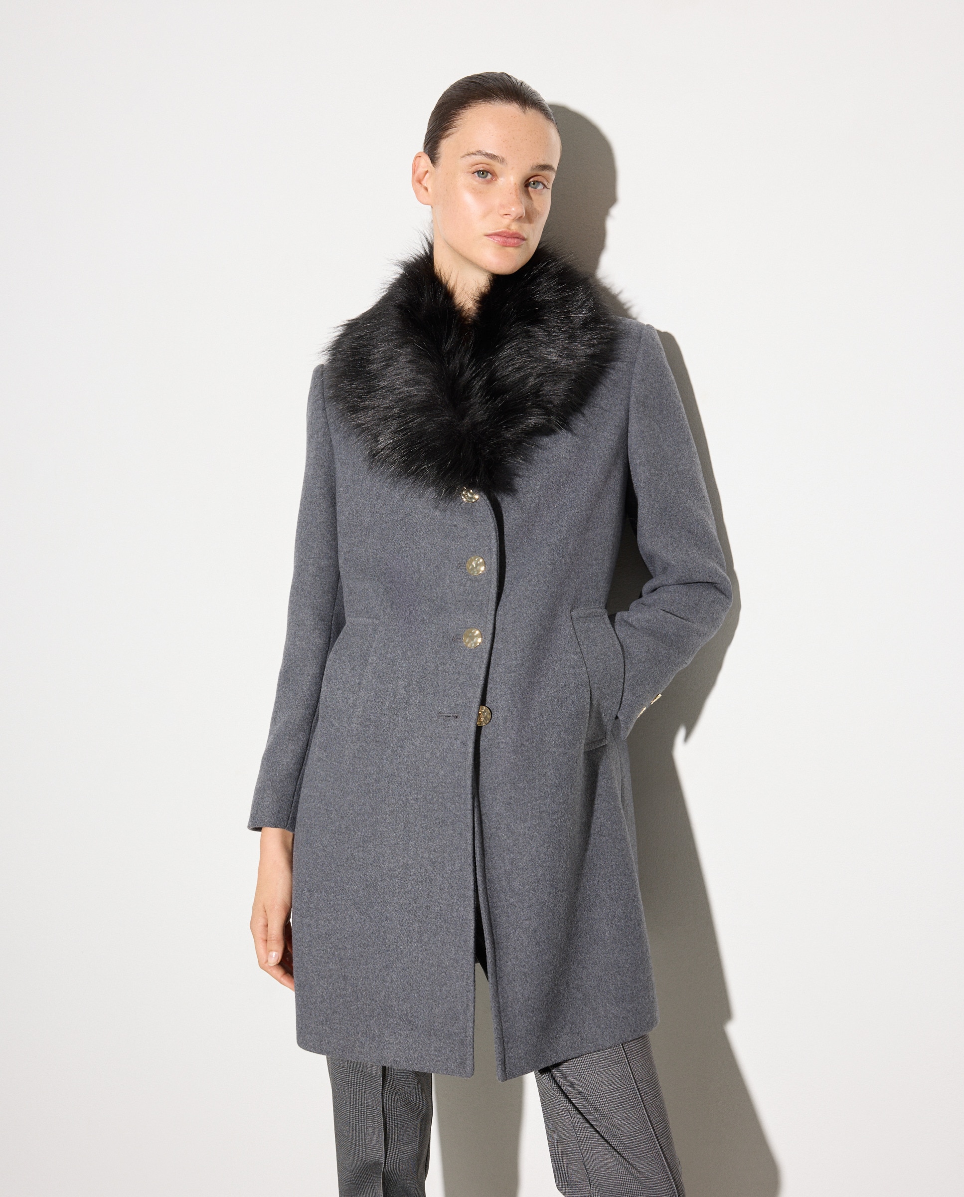 Sobretudo Tipo Alfaiate com Pelo e Botão Dourado 820 Cinzento Médio-1