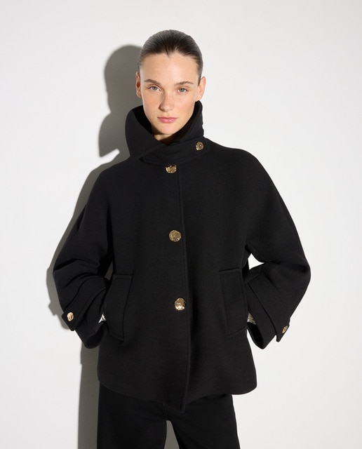 Chaquetón de mujer con cuello camisero y botón dorado