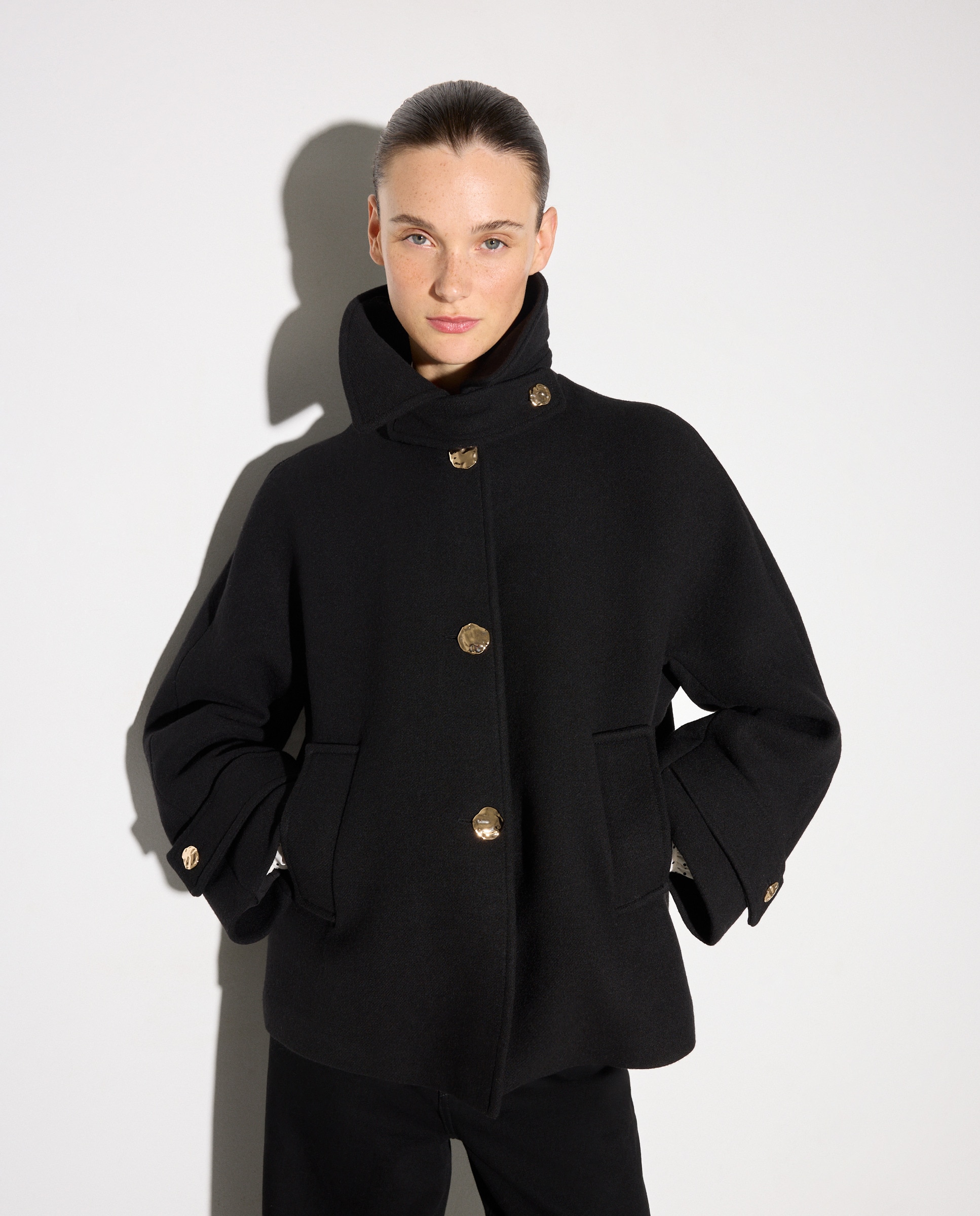 Casacão com Colarinho de Camisa e Botão Dourado Preto-1